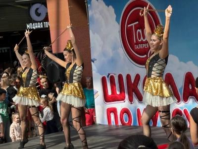 Акробаты, жонглер и дрессированные голуби: в Саратове случился субботний цирк