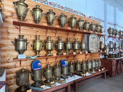 Самовары, фарфор и торт с сушками: в Саратове открылся новый музей коллекции Семёна Глозмана